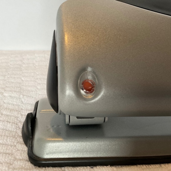 Swingline Safety 3-Hole Punch - Silver/Black - Picture 5 of 16